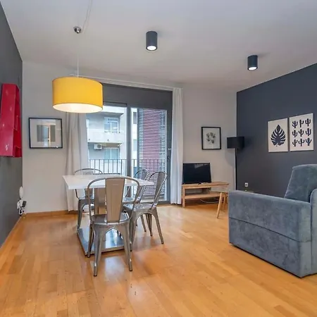 2 Bedroom Duplex With Balcony 4-3 *