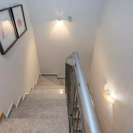 2 Bedroom Duplex With Balcony 4-3 *