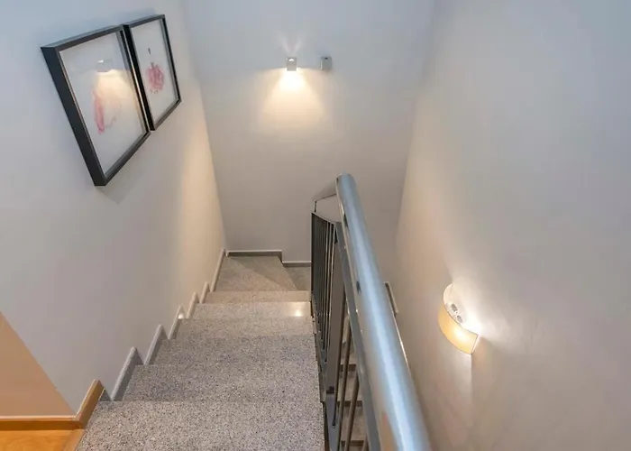 The Collection - 2 Bedroom Duplex With Balcony 4-3 *